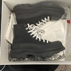 Only worn twice great stylish boot